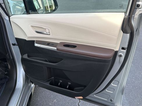Used 2023 Toyota Sienna Platinum FWD image 16
