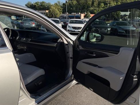 Used 2013 Lexus LS 460 w/ Comfort Pkg RWD image 33