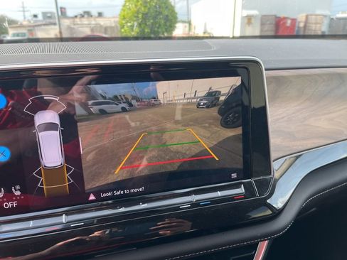 Used 2025 Volkswagen Atlas SE image 3