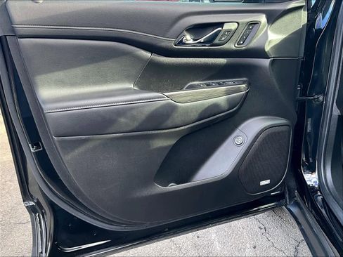 Used 2023 GMC Acadia SLT w/ Elevation Edition image 9