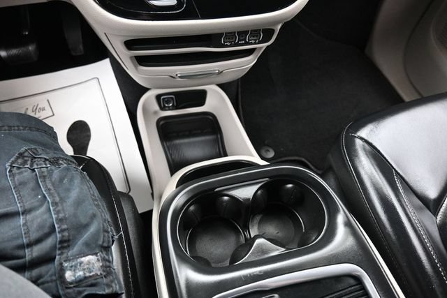 Used 2023 Chrysler Pacifica Touring-L FWD image 11