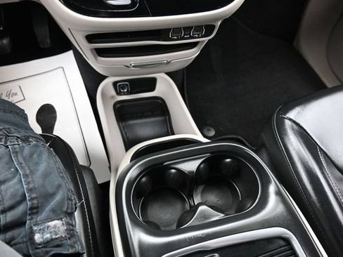 Used 2023 Chrysler Pacifica Touring-L FWD image 11