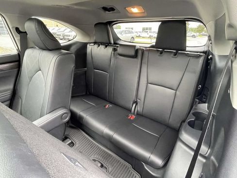 Used 2024 Toyota Highlander Platinum FWD image 3