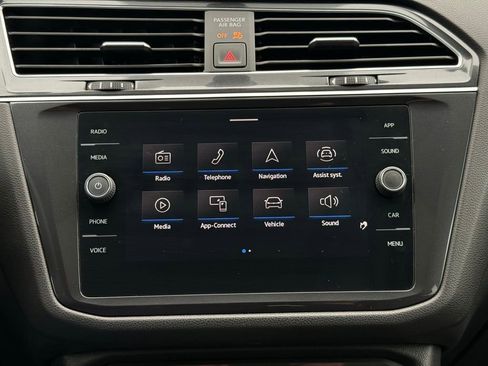 Used 2021 Volkswagen Tiguan SE image 31