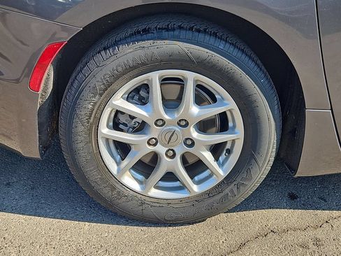 Used 2022 Chrysler Pacifica Touring-L FWD image 9