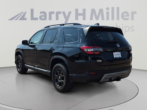 Used 2025 Honda Pilot TrailSport image 3