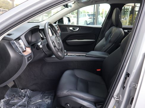 Used 2024 Volvo XC60 B5 Plus AWD/4WD image 10