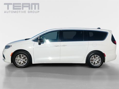 Used 2024 Chrysler Pacifica Touring-L image 4