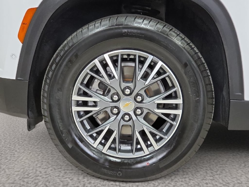 Used 2025 Chevrolet Traverse LT w/ Enhanced Driving Package FWD image 8