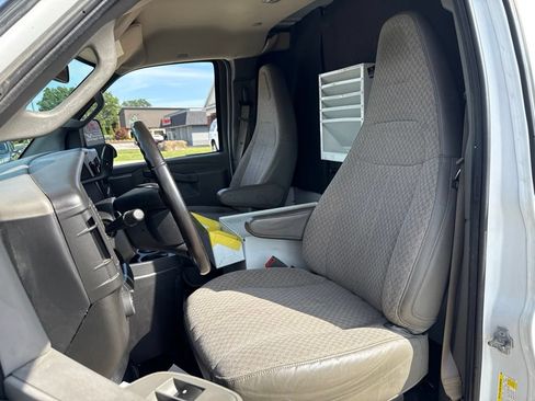Used 2018 Chevrolet Express 3500 w/ Driver Convenience Package RWD image 2