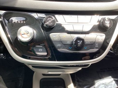Used 2023 Chrysler Pacifica Touring-L FWD image 22