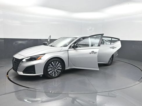 Used 2025 Nissan Altima 2.5 SV FWD image 30