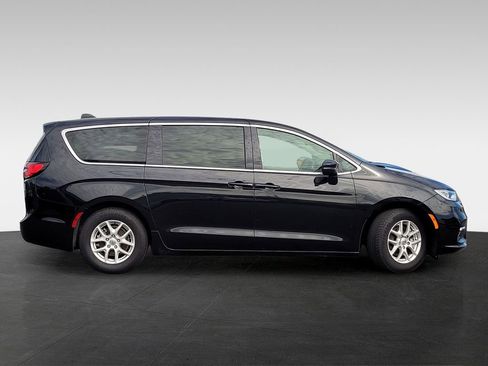 Used 2023 Chrysler Pacifica Touring-L image 3
