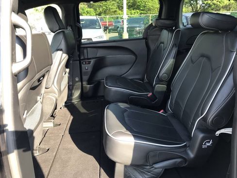 Used 2025 Chrysler Pacifica Limited FWD image 12