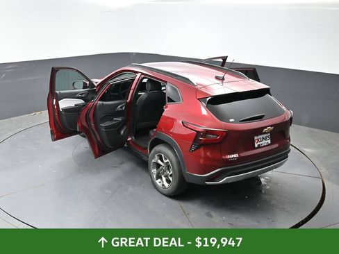 Used 2025 Chevrolet Trax LT FWD image 63