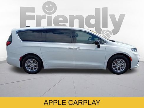 Used 2025 Chrysler Pacifica Select FWD image 4