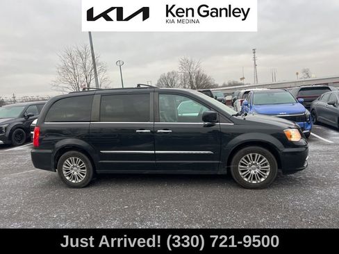 Used 2016 Chrysler Town & Country Touring w/ Driver Convenience Group image 4