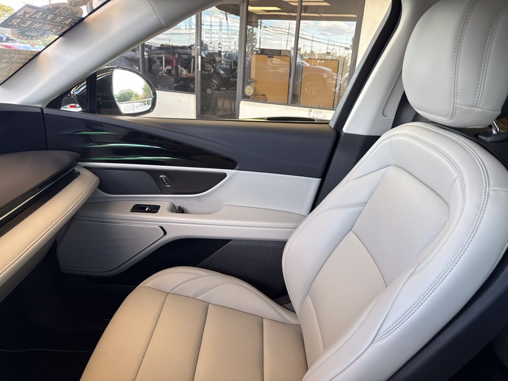 Used 2026 Lincoln Nautilus Premier AWD/4WD image 23