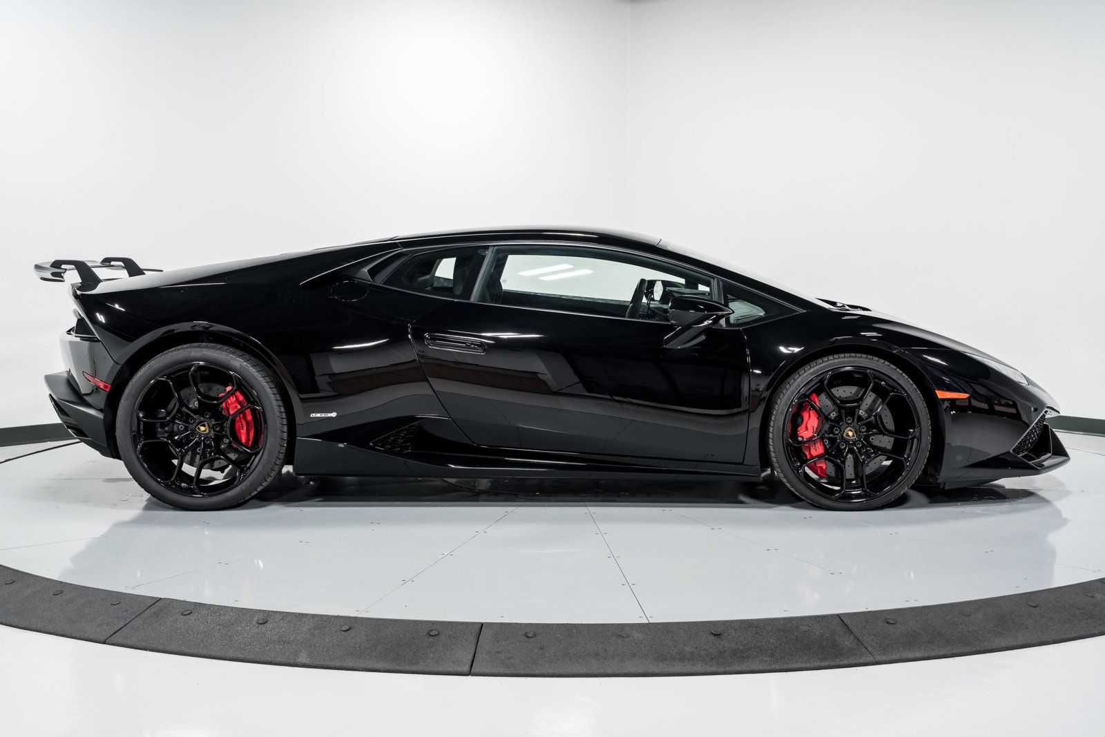 Used 2015 Lamborghini Huracan LP 610-4 AWD/4WD image 2