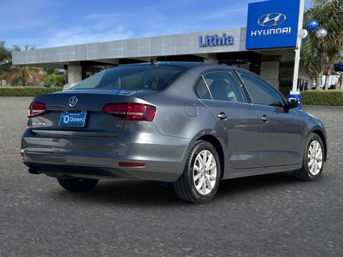 Used 2017 Volkswagen Jetta SE FWD image 3