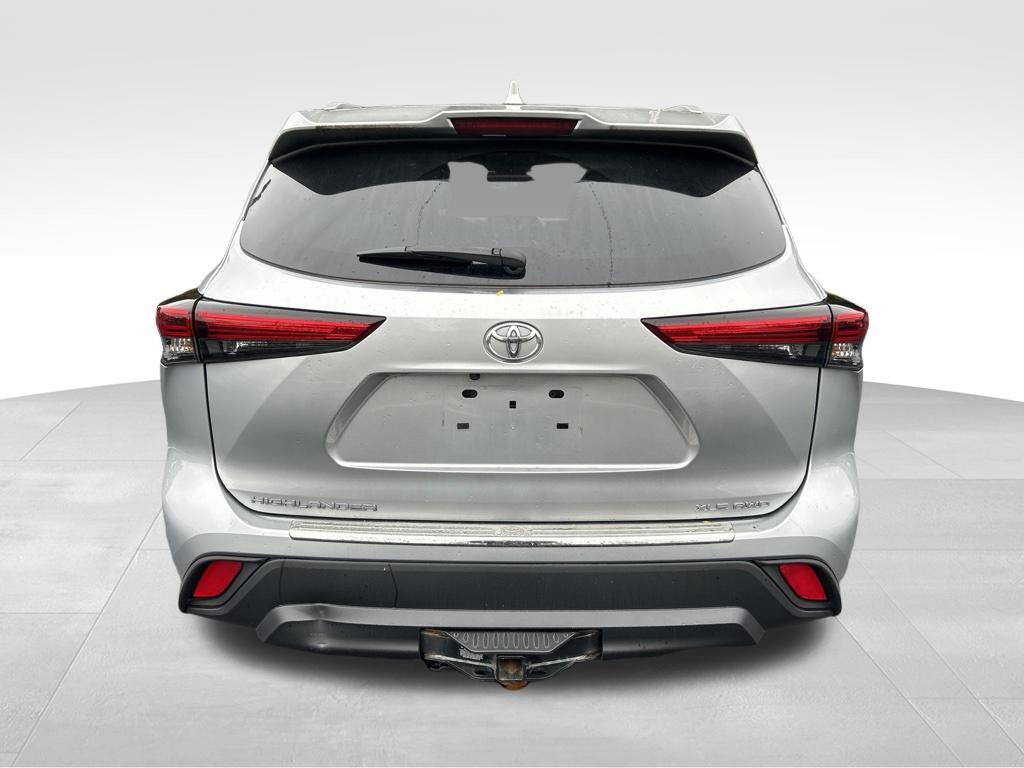 Used 2022 Toyota Highlander XLE AWD/4WD image 4