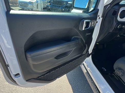 Used 2024 Jeep Gladiator Sport image 13