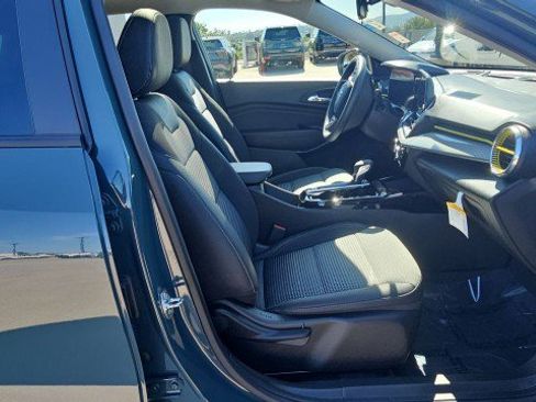 Used 2025 Chevrolet Trax LT w/ Sunroof Package FWD image 28