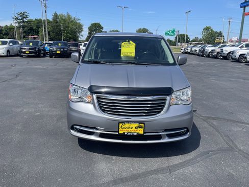 Used 2016 Chrysler Town & Country Touring FWD image 3