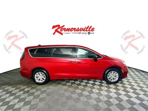 New 2026 Chrysler Pacifica Select image 8