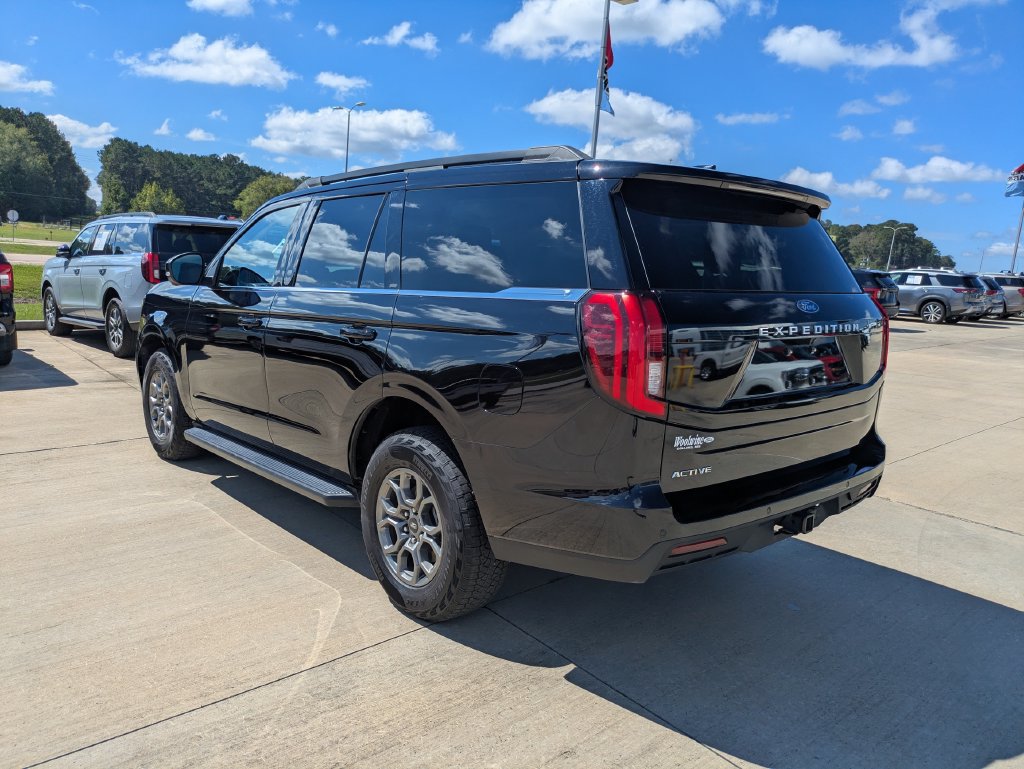 Used 2026 Ford Expedition Active AWD/4WD image 3