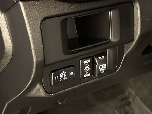 Used 2017 Toyota Tacoma TRD Off-Road w/ Premium & Technology Package AWD/4WD image 14