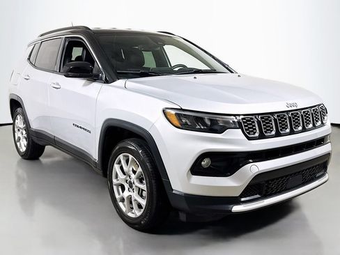 Used 2025 Jeep Compass Limited AWD/4WD image 3