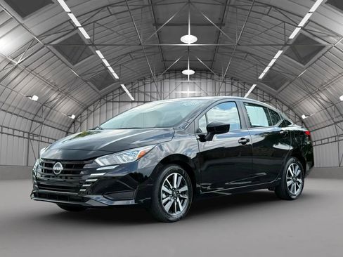 Used 2024 Nissan Versa SV image 3