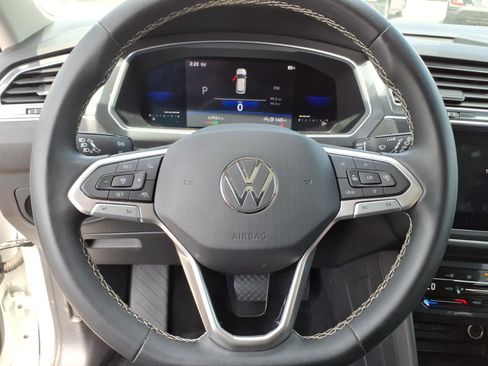 Used 2023 Volkswagen Tiguan SE AWD/4WD image 18