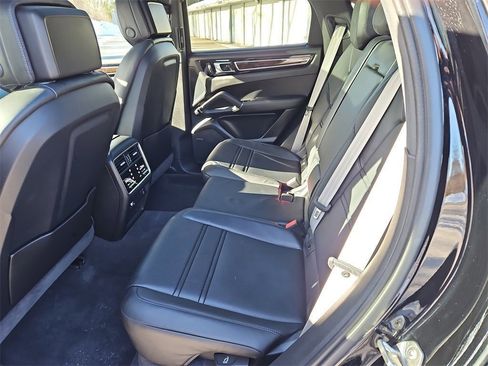 Certified 2023 Porsche Cayenne Platinum Edition image 38
