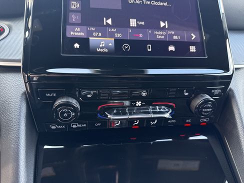 New 2025 Jeep Grand Cherokee Altitude image 28