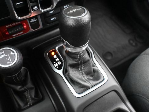 Used 2024 Jeep Gladiator Willys image 29