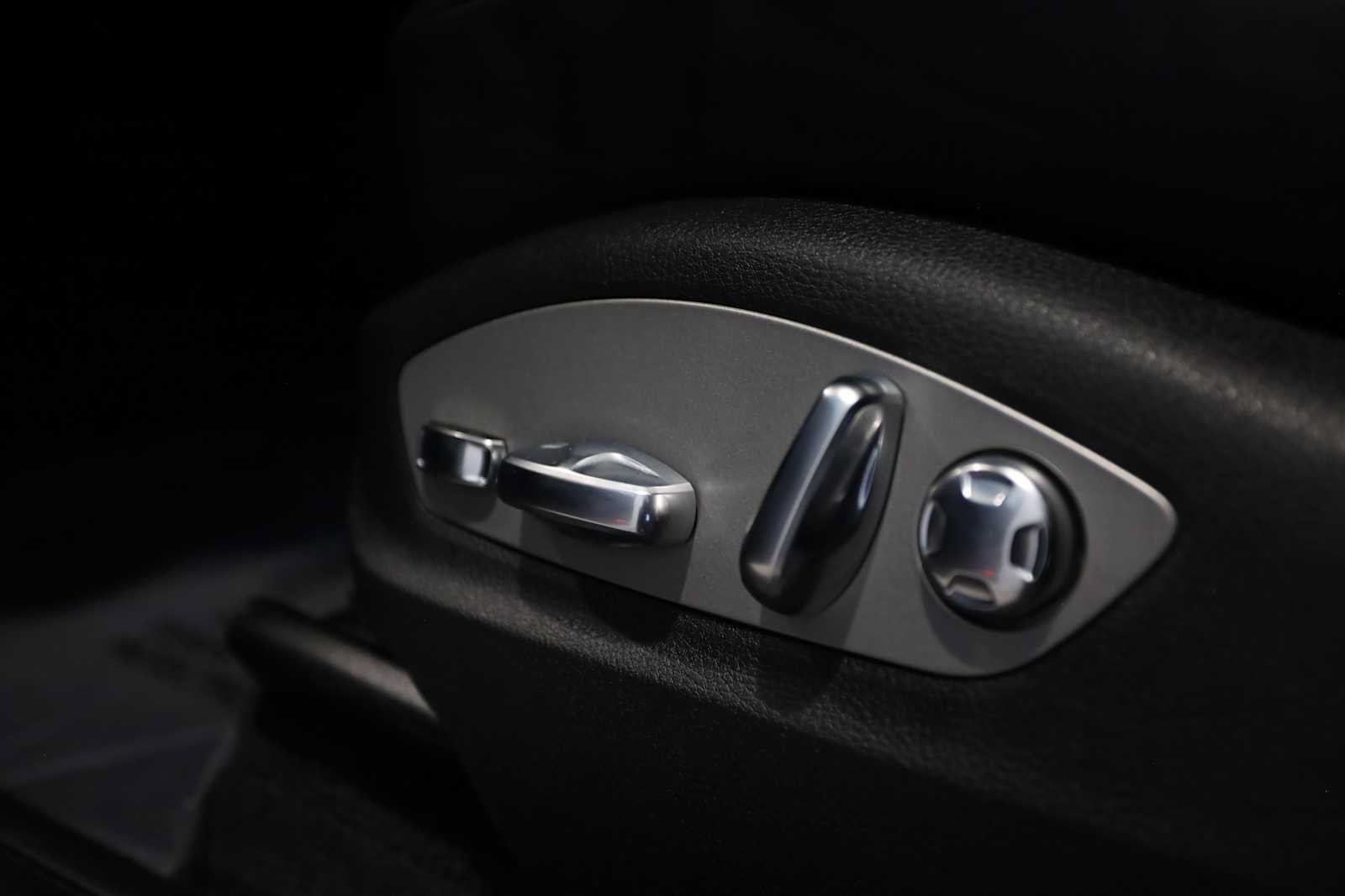 Used 2025 Porsche Macan AWD/4WD image 24