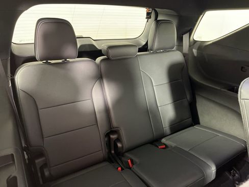 Used 2025 Chevrolet Traverse LT image 13