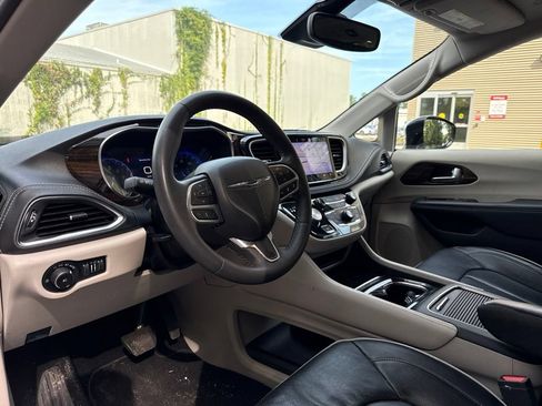 Used 2023 Chrysler Pacifica Limited FWD image 9