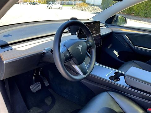 Used 2024 Tesla Model Y Long Range AWD/4WD image 8