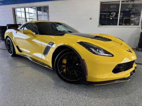 Used 2016 Chevrolet Corvette Z06 w/ 3LZ Preferred Equipment Group RWD image 2