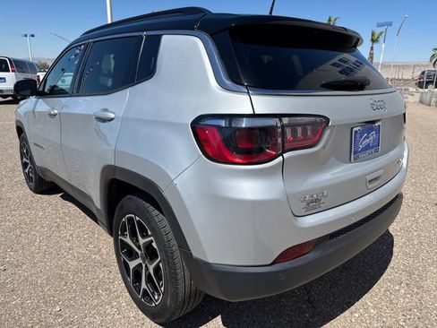 Used 2025 Jeep Compass Limited AWD/4WD image 3