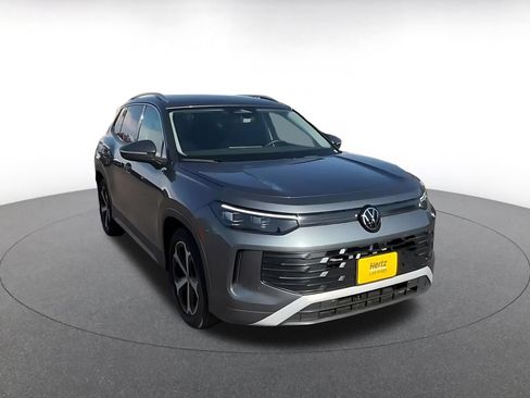 Used 2026 Volkswagen Tiguan SE FWD image 3