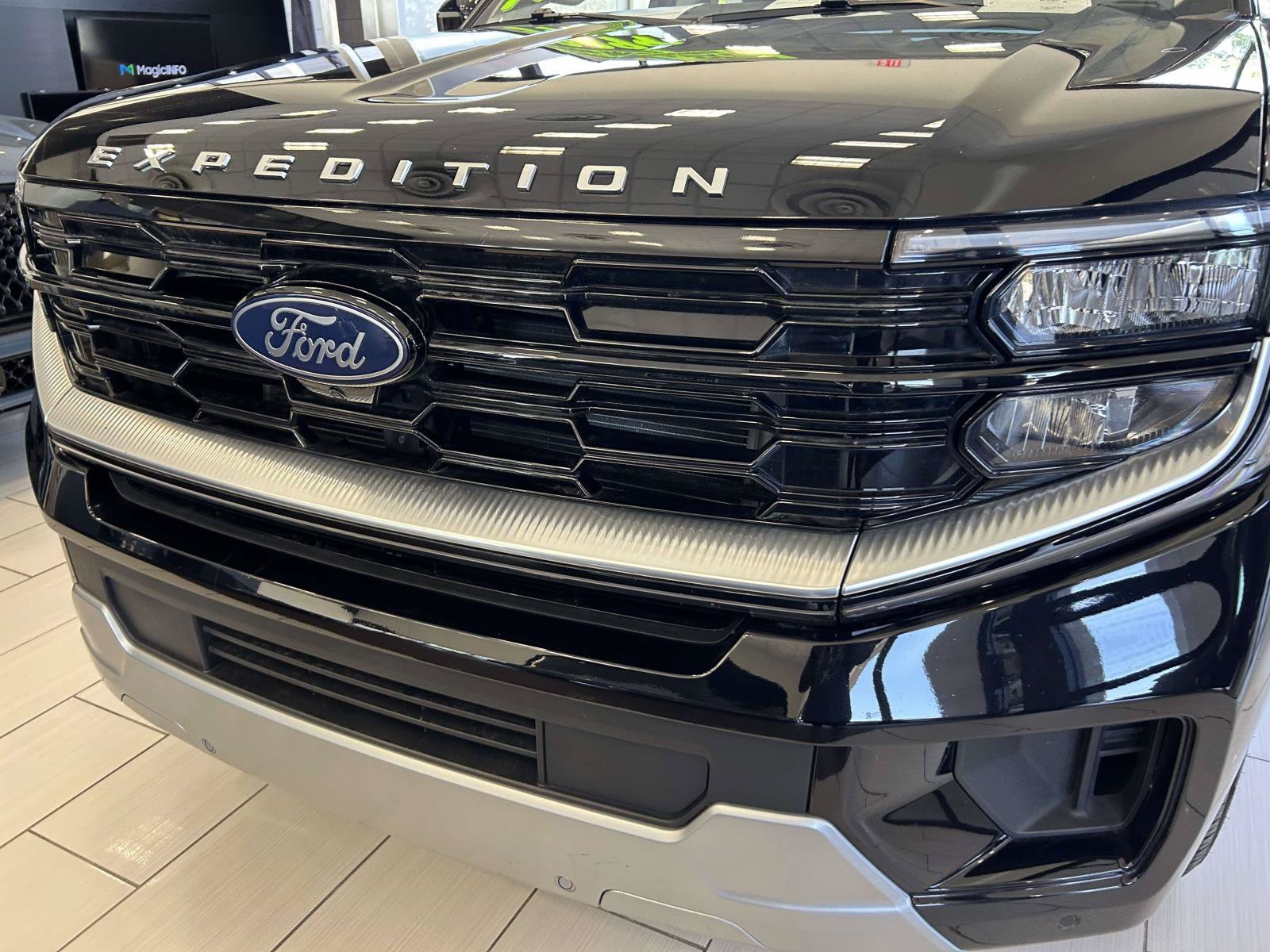 Used 2025 Ford Expedition Max Platinum w/ Platinum Ultimate Package AWD/4WD image 8