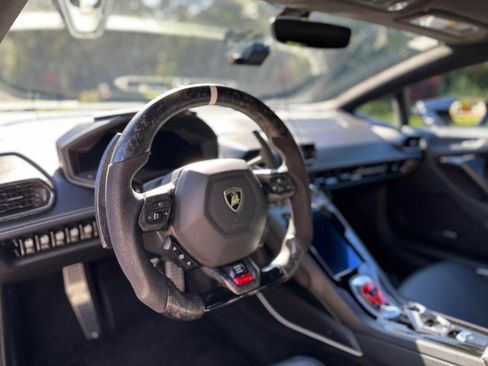 Used 2021 Lamborghini Huracan EVO image 9