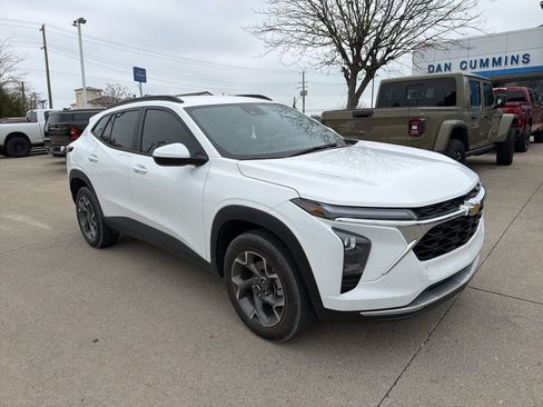Used 2025 Chevrolet Trax LT image 2