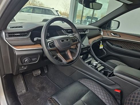 Used 2025 Jeep Grand Cherokee Summit AWD/4WD image 32