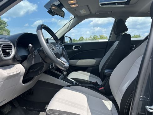 Used 2024 Hyundai Venue SEL FWD image 10
