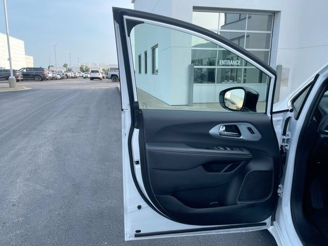 Used 2026 Chrysler Pacifica Limited FWD image 10